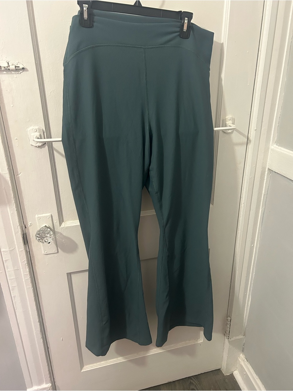 Old Navy • Ribbed Extra High-Rise Super Flare Active Leggings - Picture 3 of 4